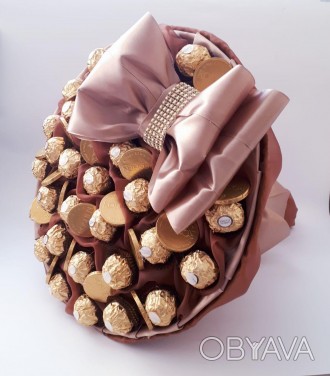 Стильний букет з цукерок Ferrero Rocher і шоколадні монетки в кавовому кольорі.
. . фото 1