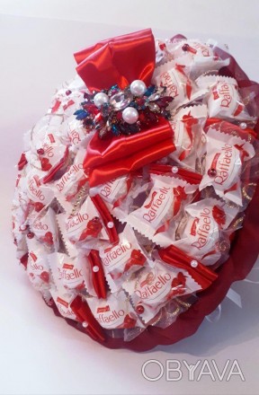 Шикарний солодкий букет з цукерок Raffaello прикрашений функціональної брошкою і. . фото 1