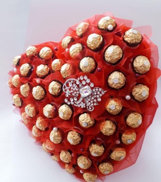 Букет з цукерок Ferrero Rocher Серце з любов'ю червоний. Київ. фото 1 Букет з цукерок Ferrero Rocher Серце з любов'ю червоний. Київ. фото 1