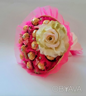 Розовый милый букет из конфет Ferrero Rocher, декоративного цветка и шелковых ле. . фото 1