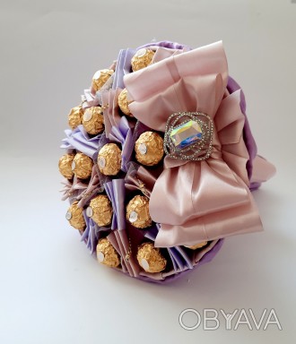 Букет из конфет с Ferrero Rosher, в фиолетовых тонах с функциональной брошью
Эфф. . фото 1
