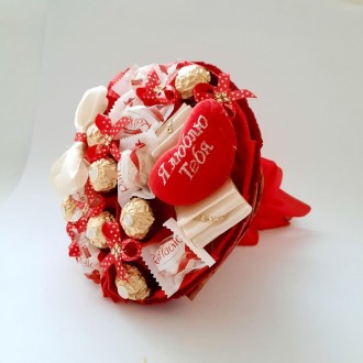 Букет из конфет Rafaello Ferrero Roche красный Я тебя люблю. Киев. фото 1 Букет из конфет Rafaello Ferrero Roche красный Я тебя люблю. Киев. фото 1