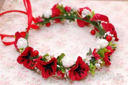Венок в украинском стиле выполнен в бело-красных цветах, декорирован веточками з. . фото 1