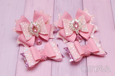 Модні бантики рожевого кольору для школярки виконані з блискучої екошкіри, гарно. . фото 1