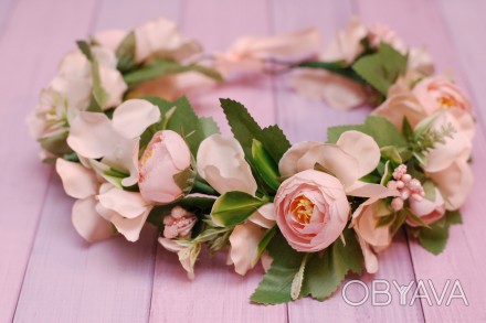 Объемный веночек с розами и гортензией выполнен в персиковом цвете. Цветы тканев. . фото 1