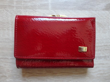 Женский кожаный кошелек HASSION (красный)
Кожаная основа, с глянцевым покрытием. . фото 2