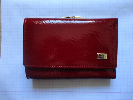 Женский кожаный кошелек HASSION (красный)
Кожаная основа, с глянцевым покрытием. . фото 3