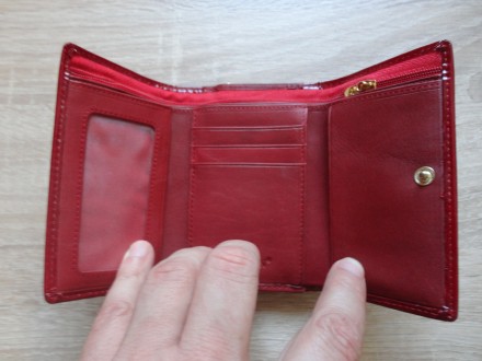 Женский кожаный кошелек HASSION (красный)
Кожаная основа, с глянцевым покрытием. . фото 6