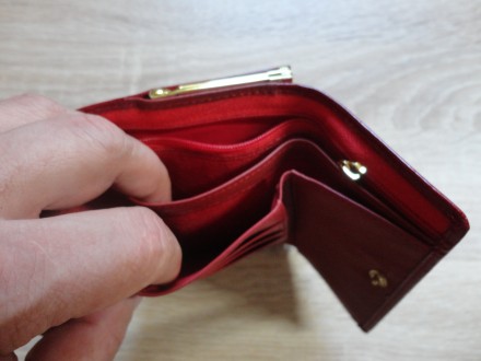 Женский кожаный кошелек HASSION (красный)
Кожаная основа, с глянцевым покрытием. . фото 7