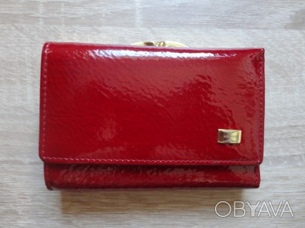 Женский кожаный кошелек HASSION (красный)
Кожаная основа, с глянцевым покрытием. . фото 1