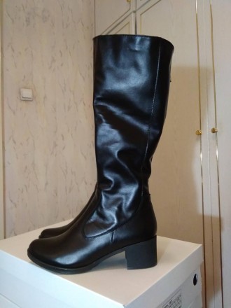 Женские сапоги на каблуке черного цвета. Натуральная кожа. Высота каблука 4,5 см. . фото 6