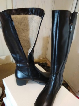 Женские сапоги на каблуке черного цвета. Натуральная кожа. Высота каблука 4,5 см. . фото 9