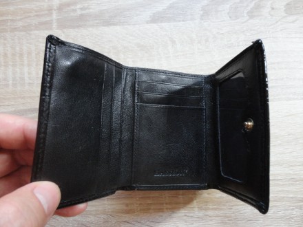 Женский кожаный кошелек HASSION (черный)

На кожаной основе нанесено глянцевое. . фото 5