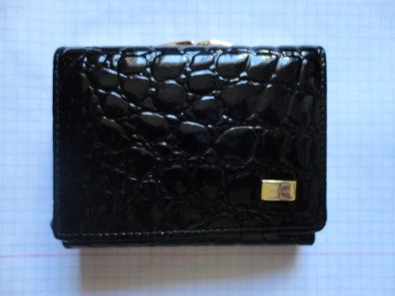 Женский кожаный кошелек HASSION (черный)

На кожаной основе нанесено глянцевое. . фото 3