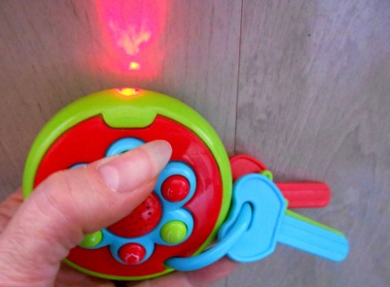 Яркие детские пластиковые  ключи с музыкальным брелоком 6 кнопок с разными звука. . фото 3