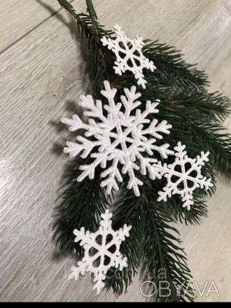 Снежинки в глиттере
Это уникальное новогоднее украшение из пластика с присыпкой.. . фото 1