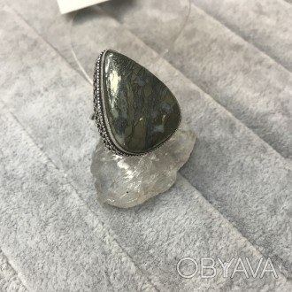 Предлагаем Вам купить красивое кольцо с камнем пирит в кварце в серебре.
Размер . . фото 1