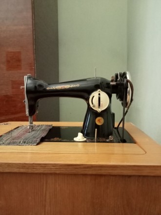 Швейна машина ножна радянського виробництва 2-М класс
 в робочому стані, в скла. . фото 2