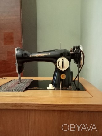 Швейна машина ножна радянського виробництва 2-М класс
 в робочому стані, в скла. . фото 1