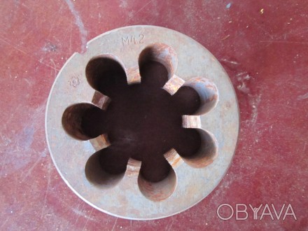 Плашка кругла призначена для нарізування метричної різі М42 на виробах зі сталі . . фото 1