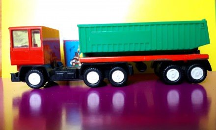 Игрушки СССР! Инерционная модель грузовика с длинным бортом.

Поврежден бампер. . фото 2