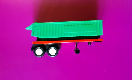 Игрушки СССР! Инерционная модель грузовика с длинным бортом.

Поврежден бампер. . фото 8