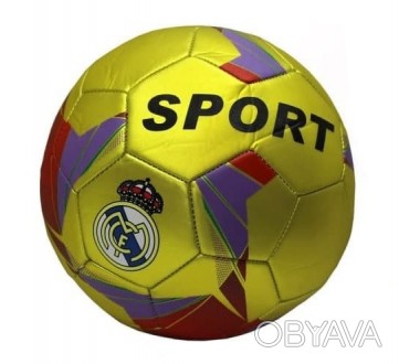 Футбольный мяч украшен графикой FC Реал Мадрид, которая выражает признательность. . фото 1