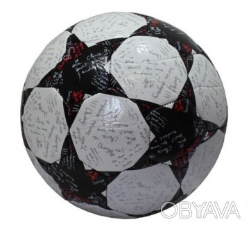 Футбольный мяч украшен графикой Адидас, которая выражает признательность за знам. . фото 1