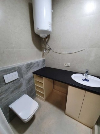 Квартира с новым ремонтом, выполнен из качественных материалов. просторная кухня. Киевский. фото 12