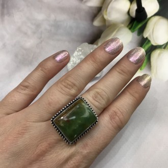 Предлагаем Вам купить красивое кольцо с камнем - природный хризопраз в серебре.
. . фото 5