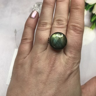 Предлагаем Вам купить элегантное кольцо с камнем лабрадор в серебре.
Размер 18,8. . фото 2