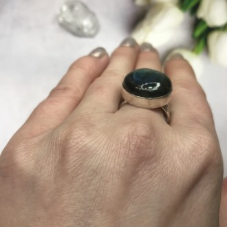 Предлагаем Вам купить элегантное кольцо с камнем лабрадор в серебре.
Размер 18,8. . фото 4
