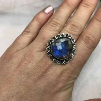 Предлагаем Вам купить элегантное кольцо с камнем лабрадор в серебре. Размер 18-1. . фото 2