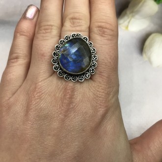 Предлагаем Вам купить элегантное кольцо с камнем лабрадор в серебре. Размер 18-1. . фото 3