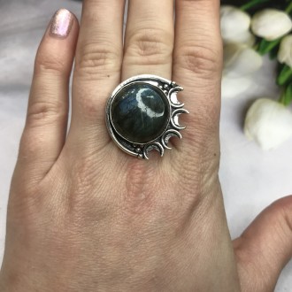 Предлагаем Вам купить элегантное кольцо с камнем лабрадор в серебре. Размер 18,7. . фото 2