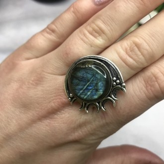 Предлагаем Вам купить элегантное кольцо с камнем лабрадор в серебре. Размер 18,7. . фото 4
