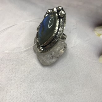 Предлагаем Вам купить элегантное кольцо с камнем лабрадор в серебре. Размер 19,3. . фото 6