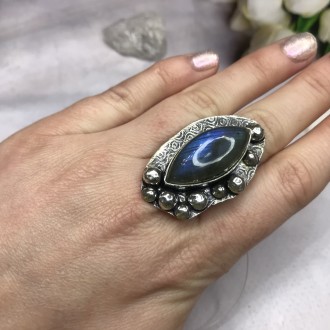 Предлагаем Вам купить элегантное кольцо с камнем лабрадор в серебре. Размер 19,3. . фото 2