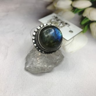Предлагаем Вам купить элегантное кольцо с камнем лабрадор в серебре. Размер 17,5. . фото 2