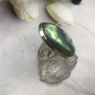 Предлагаем Вам купить элегантное кольцо с камнем лабрадор в серебре.
Размер 19,0. . фото 3