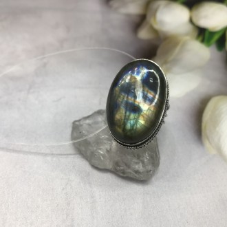 Предлагаем Вам купить элегантное кольцо с камнем лабрадор в серебре. Размер 17,7. . фото 2
