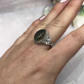 Предлагаем Вам купить элегантное кольцо с камнем лабрадор в серебре.
Размер 17,7. . фото 4