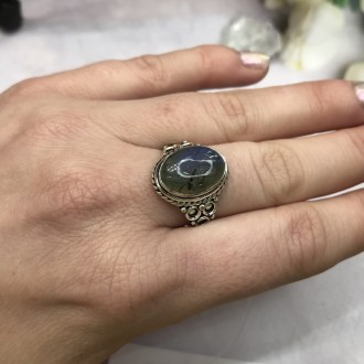 Предлагаем Вам купить элегантное кольцо с камнем лабрадор в серебре.
Размер 17,7. . фото 3