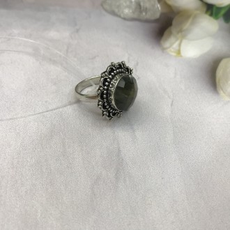 Предлагаем Вам купить элегантное кольцо с камнем лабрадор в серебре.
Размер 17,2. . фото 7