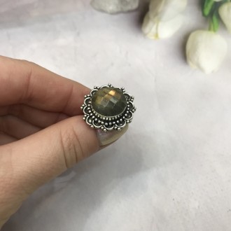 Предлагаем Вам купить элегантное кольцо с камнем лабрадор в серебре.
Размер 17,2. . фото 6
