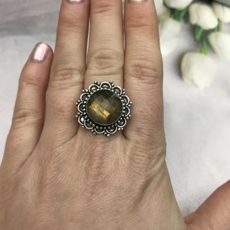 Предлагаем Вам купить элегантное кольцо с камнем лабрадор в серебре.
Размер 17,2. . фото 3