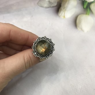 Предлагаем Вам купить элегантное кольцо с камнем лабрадор в серебре.
Размер 17,2. . фото 4