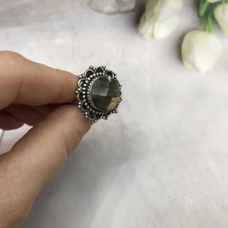 Предлагаем Вам купить элегантное кольцо с камнем лабрадор в серебре.
Размер 17,2. . фото 5