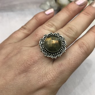 Предлагаем Вам купить элегантное кольцо с камнем лабрадор в серебре.
Размер 17,2. . фото 2