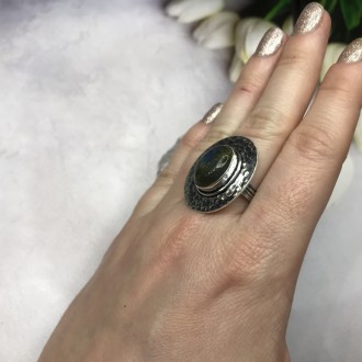 Предлагаем Вам купить элегантное кольцо с камнем лабрадор в серебре. Размер 18,5. . фото 3